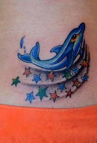 tatuaje de pentagrama de cintura de delfín