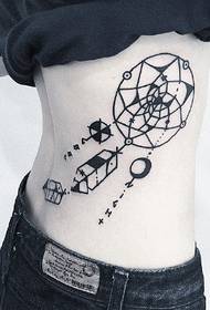 chicas en la cintura con un tatuaje alternativo de atrapasueños