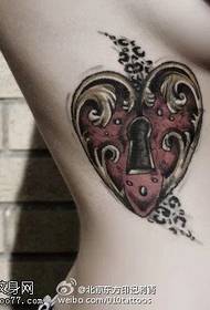 sisi pinggang pola jantung kunci tato yang indah
