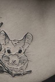 tatú tattoo ainmhí beag dubh agus bán ar an choim