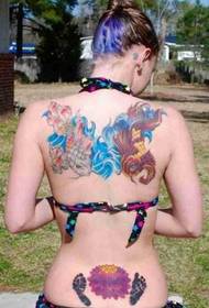 девојка назад насликана тетоважа со златна рипка