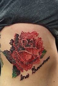 beau point de croix sur un beau tatouage de rose au point de croix