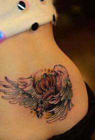 Immagini di tatuaggi a stella a cinque punte con corona a vita femminile