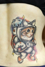 tatuaż kobiecy z tyłu talii przestrzeń kot