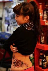 belleza vanguardista cintura lateral delicada rosa tatuaje