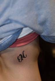 Γυναικείο εραστή της μέσης πλευρά αγαπά την αγγλική λέξη εικόνα τατουάζ