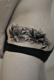 lotus tattoo over het litteken in de taille