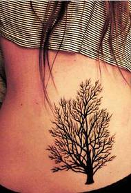 голема тетоважа со тетоважа на дрво на задниот дел од половината на девојчето