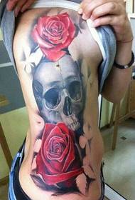 tattoo lobanjske rose na pasu