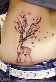 disegno del tatuaggio cervo sika color vita posteriore