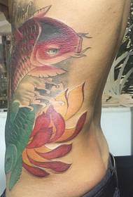 due tatuaggi colorati di calamari che cadono sul fianco