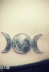 disegno del tatuaggio del sole e della luna in vita