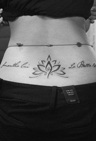 totem di bellezza in vita del bellissimo tatuaggio di loto e lettere