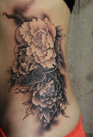 Suge zuri beltza eta peony tatuaje eredua