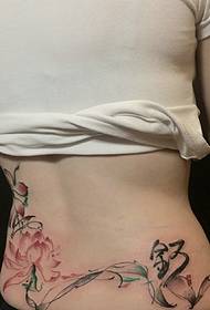 bella immagine di un tatuaggio floreale sul punto vita