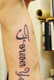 vita da bambino a vita piccola con grande tatuaggio con parole inglesi