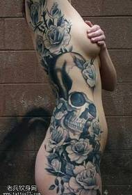 腰部帅气的骷髅花朵纹身图案