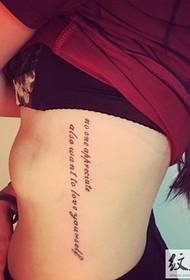 sexy tatuaggio inglese in vita laterale