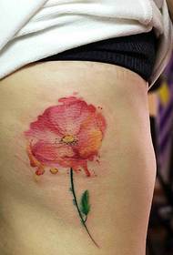 unha tatuaxe de tatuaxe de flores brillantes e fermosas na cintura lateral