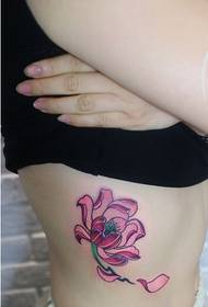 immagine del modello del tatuaggio del loto meravigliosamente bella della vita laterale delle donne di modo