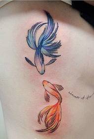 Tattoo-afbeeldingen van twee kleine vissen die rond de taille zwemmen