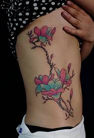 schöne Blume Tattoo in der Taille ist sehr sexy