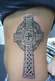 девојка у страну келтски узорак крста тетоважа