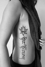 boční pas Pěkně vypadající tetování Sanskrit a tetování květin