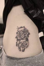 szexi kis derék fekete-fehér rózsa tetoválás