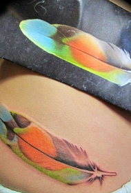 tatuaje de plumas de colores en la cintura lateral