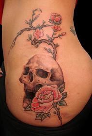 Модная татуировка талии череп