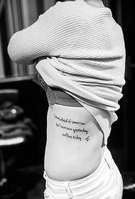 piccola immagine del tatuaggio inglese fresca nascosta nella vita laterale