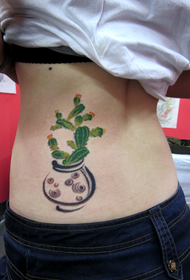 ქალი უკან წელის cactus tattoo ნიმუში