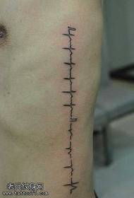 motif de tatouage ECG côté taille
