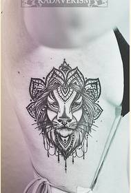 modo ene virina flanka talio leono tatuaje bildo