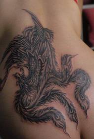 egy jó megjelenésű főnix tetoválás képe