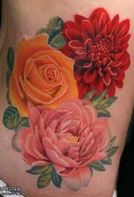talje smukke blomster tatoveringsmønster
