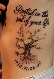 sānu jostas vietas tetovējuma modelis ar lielu koku un angļu valodā
