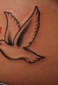 Fred Dove og rødt hjerte tatoveringsmønster