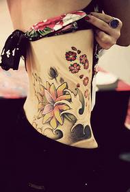 tatuaggio ragazza ciliegia fiore di loto in vita
