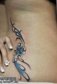 model de tatuaj cu tot cu viță de flori albastru cu talie