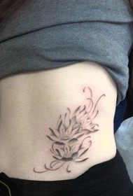 kvinnens midje vakkert svart grått lotus tatoveringsbilde