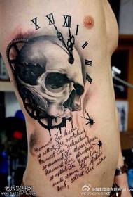 itudlo ang tunok sa Ingles nga bulak sa skull sa timepiece pattern sa tattoo