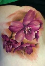 女生侧腰部的漂亮花朵纹身刺青