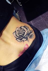 美女臀部黑灰玫瑰花纹身图案