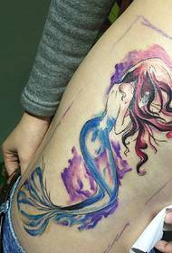 e wonnerschéine Mermaid Tattoo op der Säit Taille