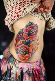 Midja skönhet ros tatuering mönster