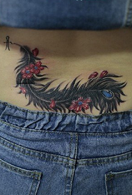 bellissimo modello di tatuaggio piuma di pavone in vita