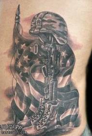 Tatuaggio mimetico militare a vita laterale