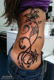 taille gewoane swarte bloem tattoo patroan